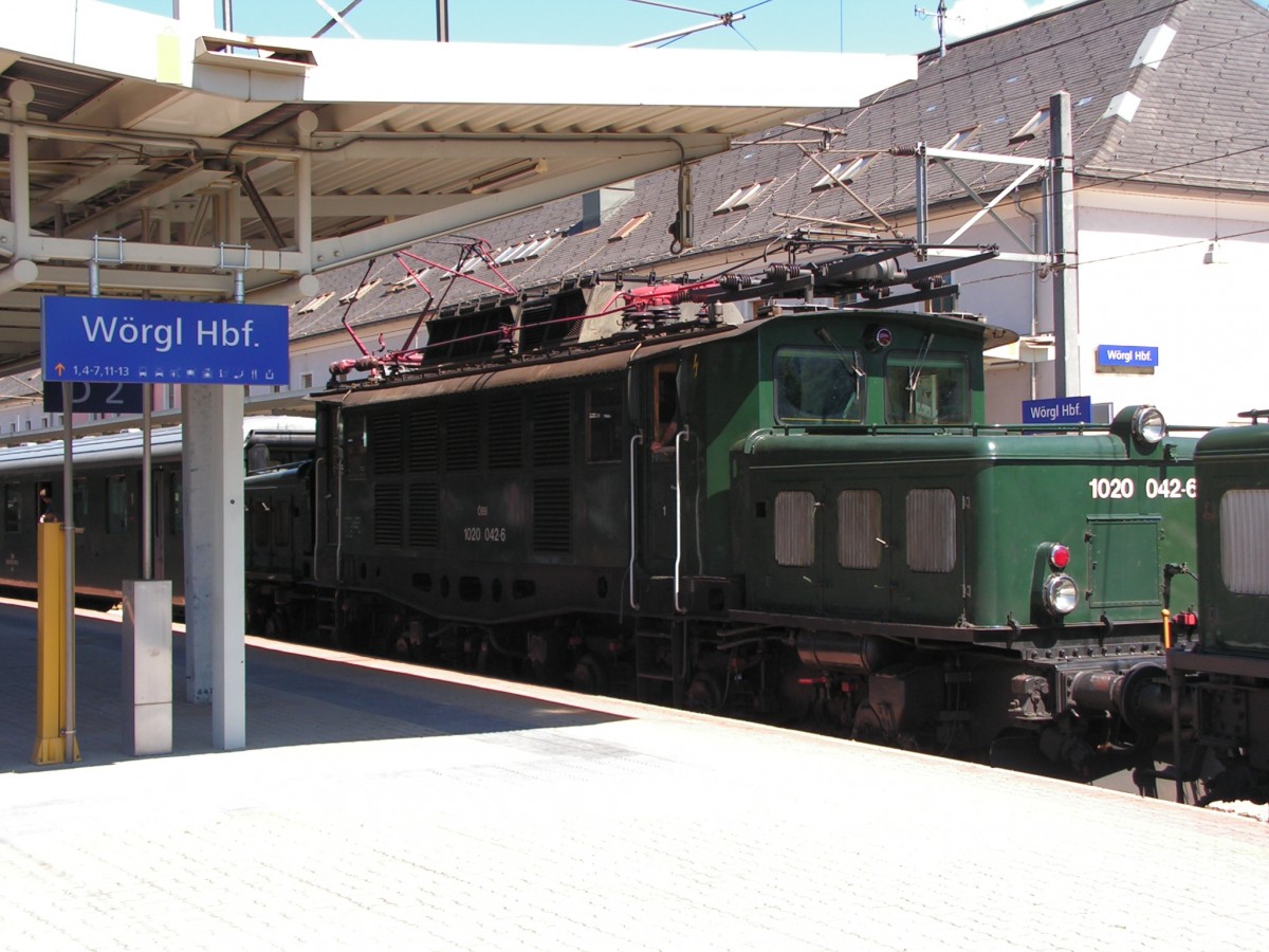 1020.042 als Zuglok (Vorspann war die 1020.044) vor einem Sonderzug beim Halt am Bahnsteig 2 in Wörgl Hauptbahnhof am 20. Mai 2007.