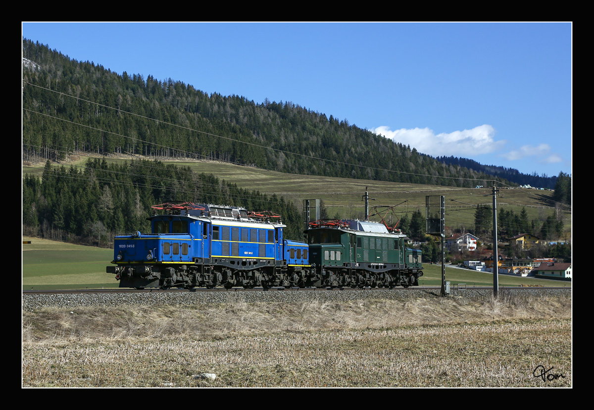 1020.044 und 1020.041 von Rail Professionals Stütz/Metransrollen als Lokzug in Richtung St.Michael. 
Timmersdorf 11.3.2017