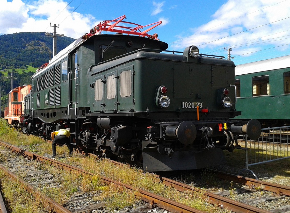 1020.23 und 2045 015-1 am 20.9.2015 auf dem Gelände der Lienzer Eisenbahnfreunde.