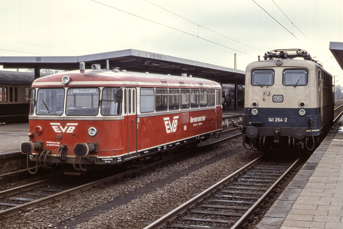 10.2.1994 - Bremerhaven Hbf - EVB Ürdinger Wagen Nr 168 bereit für die Abfahrt nach Geestenseth. Man achte auf die händisch eingesetzte Scheibe rot für das Rücklicht. Auf dem Nebengleis die DB 141 264. Bild vom Dia.