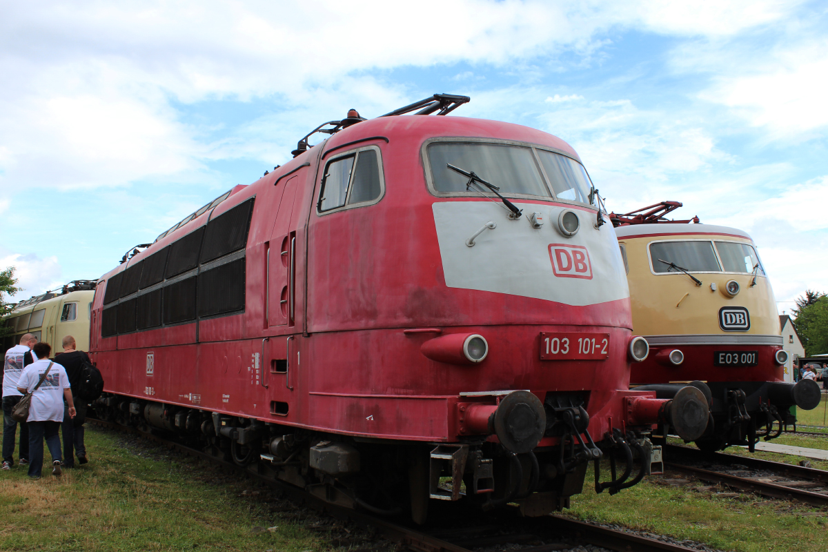 103 101 und E03 001 bei der Fahrzeugaustellung bei dem Sommerfest am 13.06.2015 im DB Museum Koblenz