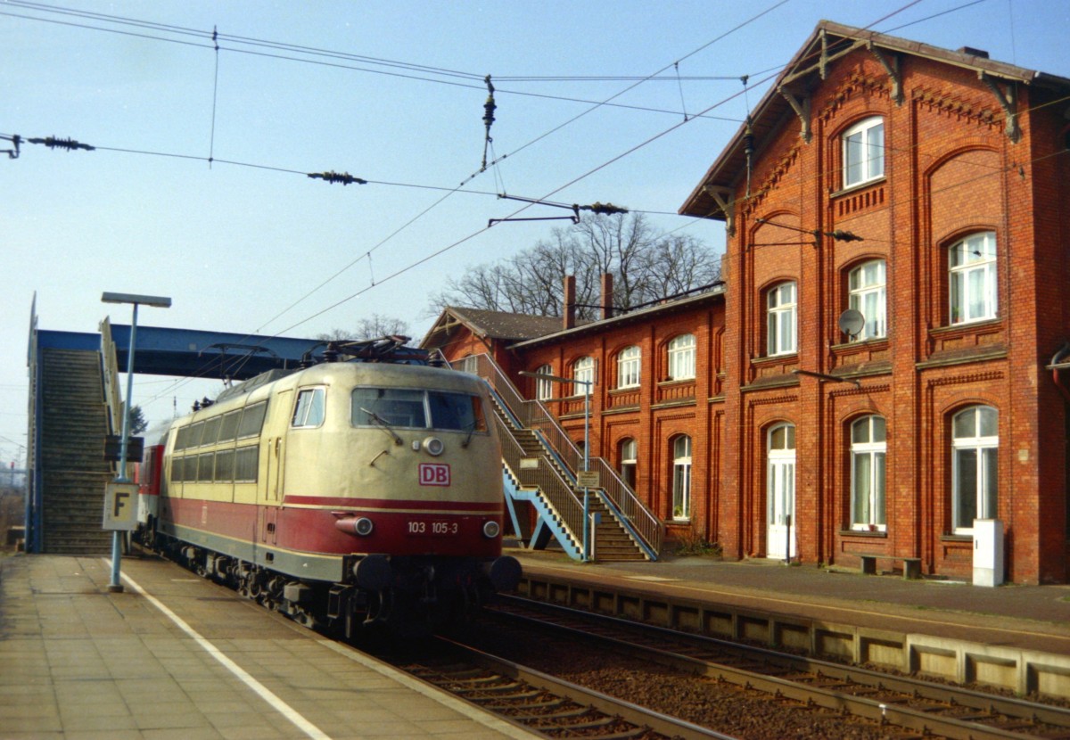 103 105 mit IC 800  Theodor Storm  (Karlsruhe–Kln–Westerland) am 17.03.1999 in Ottersberg