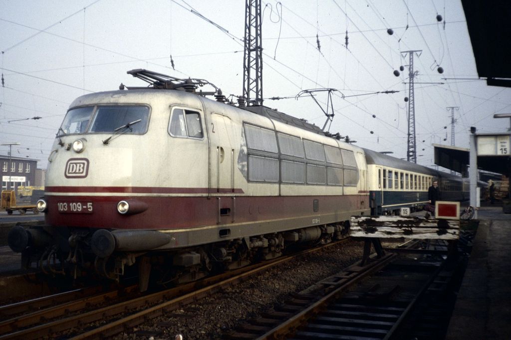 103 109 im März 1984 in Dortmund Hbf. 