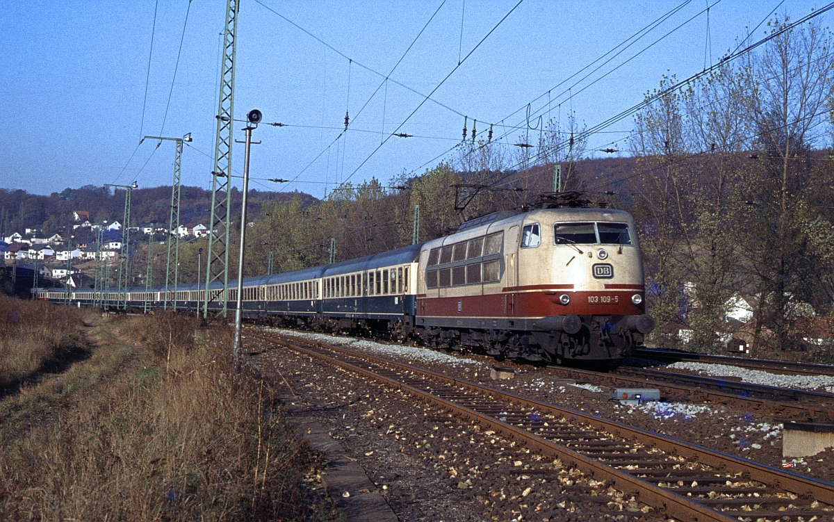 103 109 mit IC bei Kreiensen (25.9.1979). 103 109 fiel in der ersten Zeit ihres Einsatzes durch ihr grau unterlegtes Lüfterband auf, das keine andere 103 besaß und sie selber bei der ersten HU verlor.