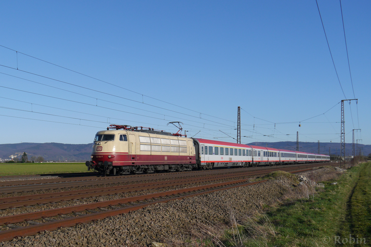 103 113-7 ist bei bestem Wetter mit dem IC 118 von Stuttgart nach Münster unterwegs.
(MA-Friedrichsfeld; 24.02.2014)