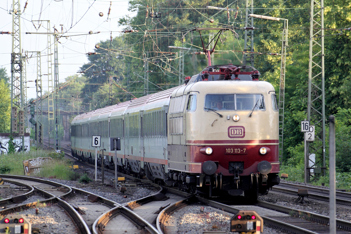 103 113-7 mit IC 118 nach Münster Hbf. bei der Einfahrt in Recklinghausen 7.6.2014
