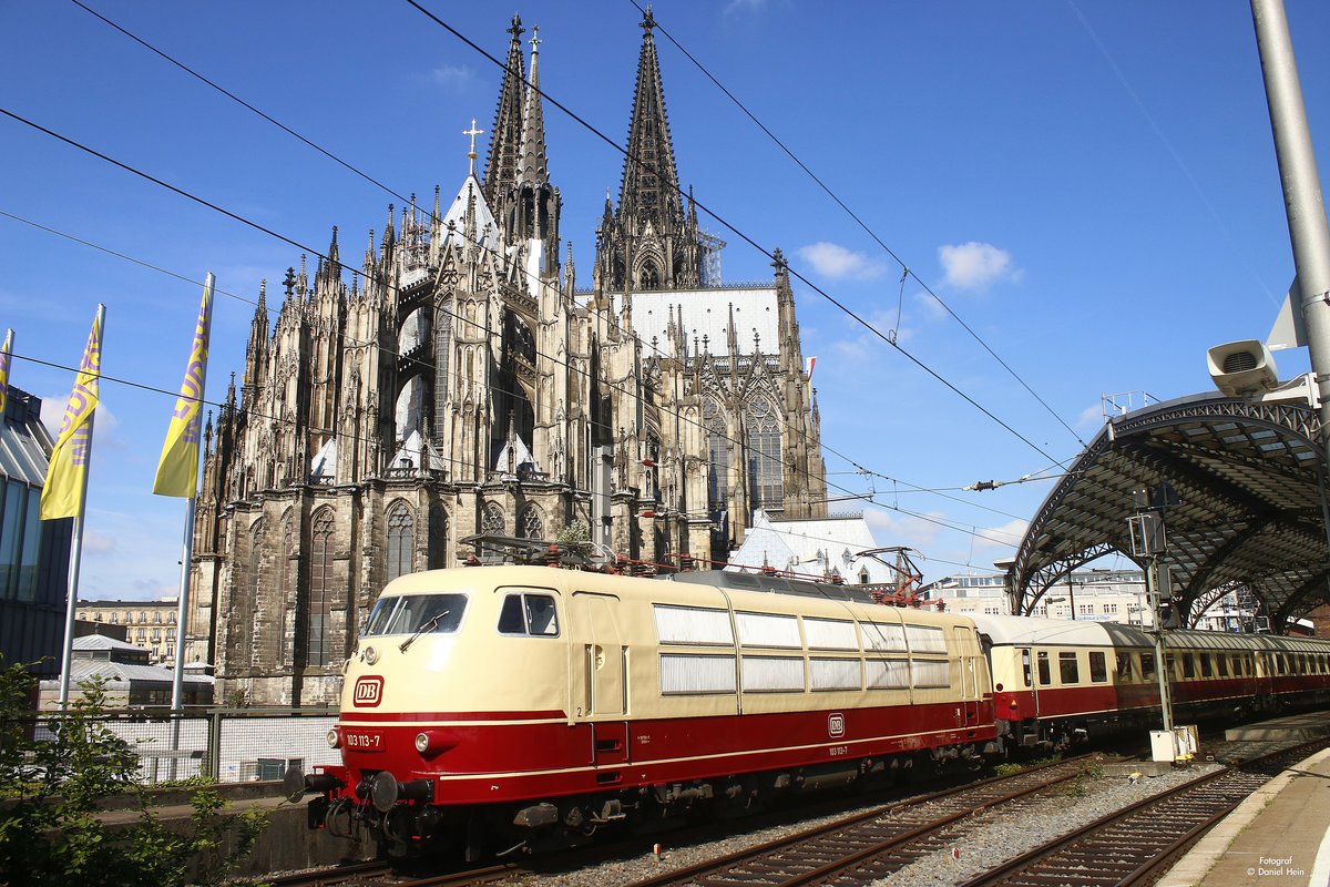 103 113-7 mit TEE Rheingold in Köln Hbf, am 18.06.2017. Im Hintergrund der Kölner Dom.