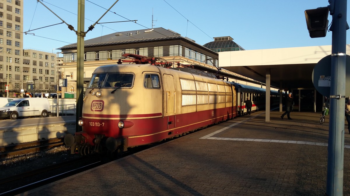 103 113-7 vor IC 2316 in der Abendsonne im Mannheimer HBF