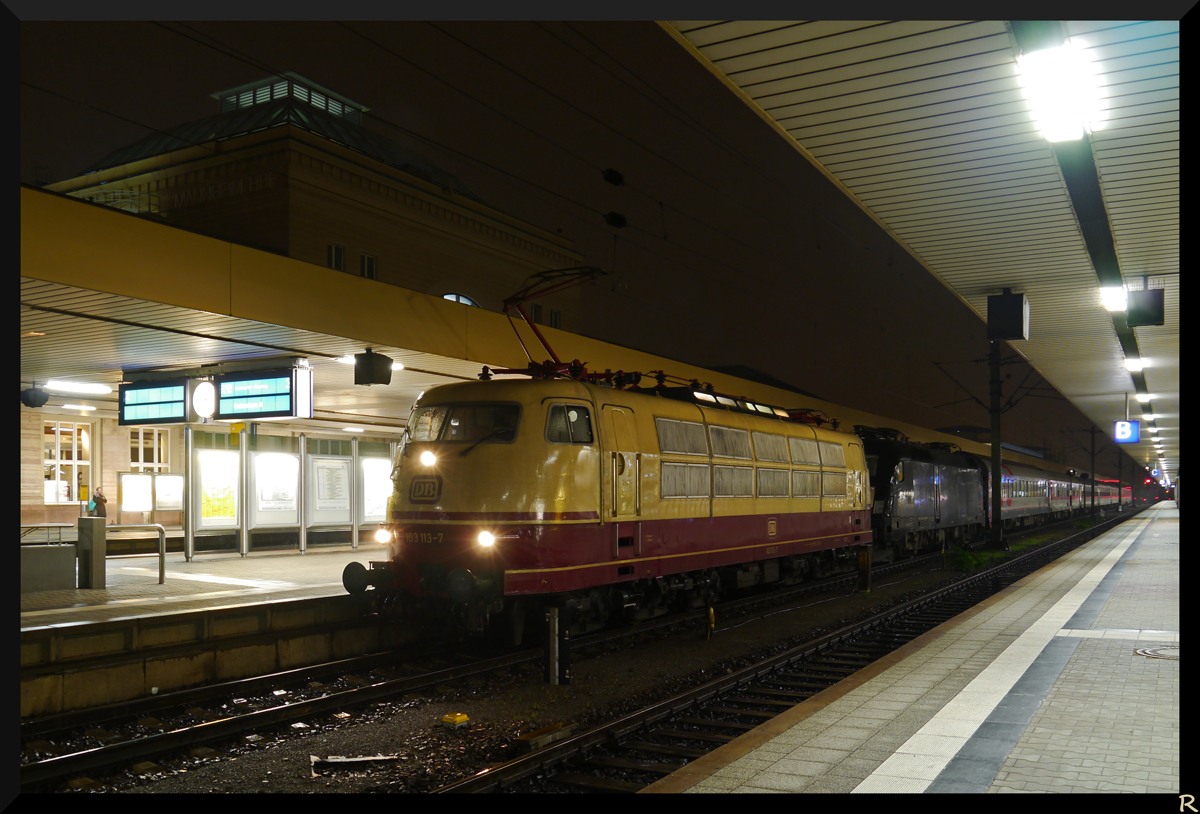 103 113-7 zog auerplanmig am 16.09.2013 den CNL 472, hintendran lief die eigentliche planmige Zuglok MRCE 182 572-8 kalt mit.
Die 103 kam vom Bahnhofsfest aus Basel zurck und fuhr wieder nach Frankfurt(Main).
(Mannheim, 16.09.2013)