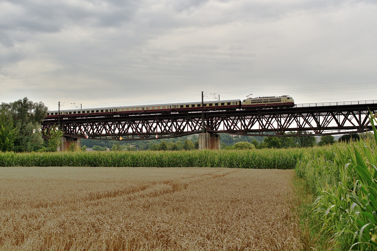 103 113 bespannte am 27. Juli 2019 einen Sonderzug von Treysa nach Regensburg Hbf. Bei leichtem Nieselregen überquert der Zug die Mariaorter Donaubrücke kurz vor Regensburg-Prüfening.