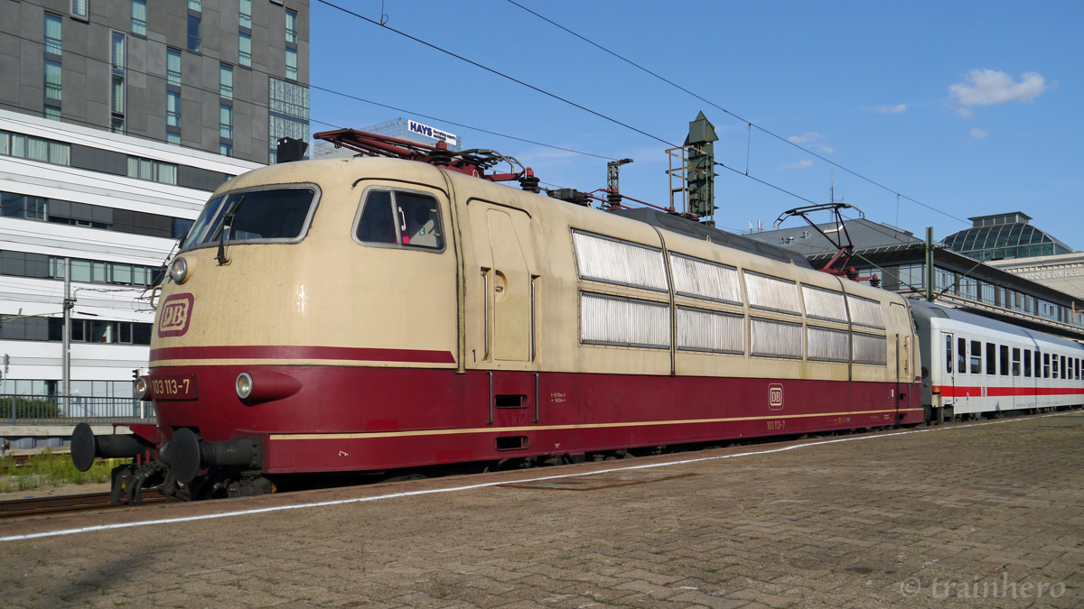 103 113 fährt am 25. August langsam mit dem IC2316 aus dem Mannheimer Hbf.