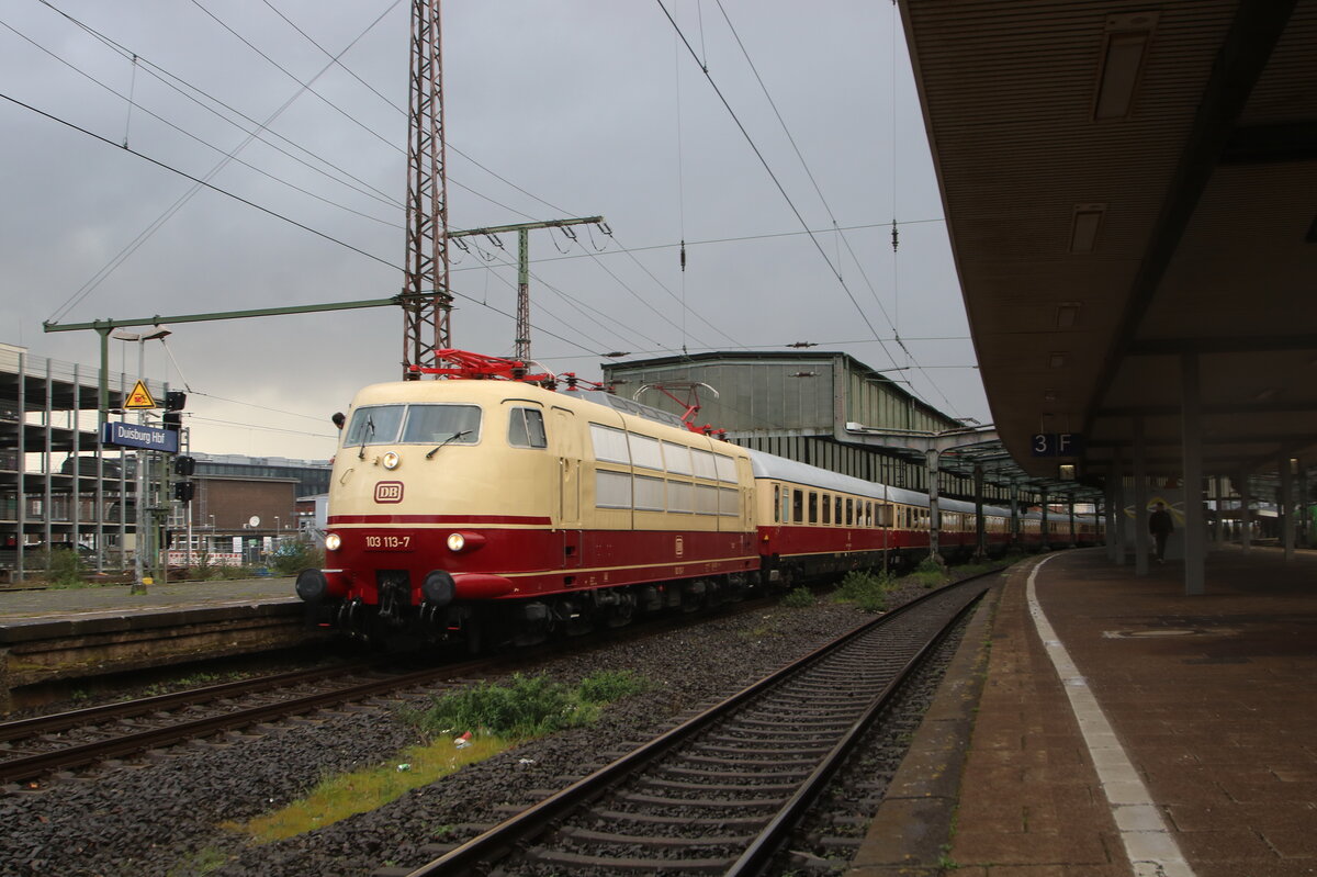 103 113 mit dem AKE Rheingold im Duisburger Hbf am 30.3.2023 auf dem Weg von Westerland auf Sylt nach Köln