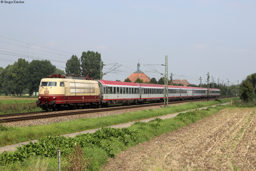 103 113 mit dem IC 118 bei Bad Schönborn, 07.09.2014.