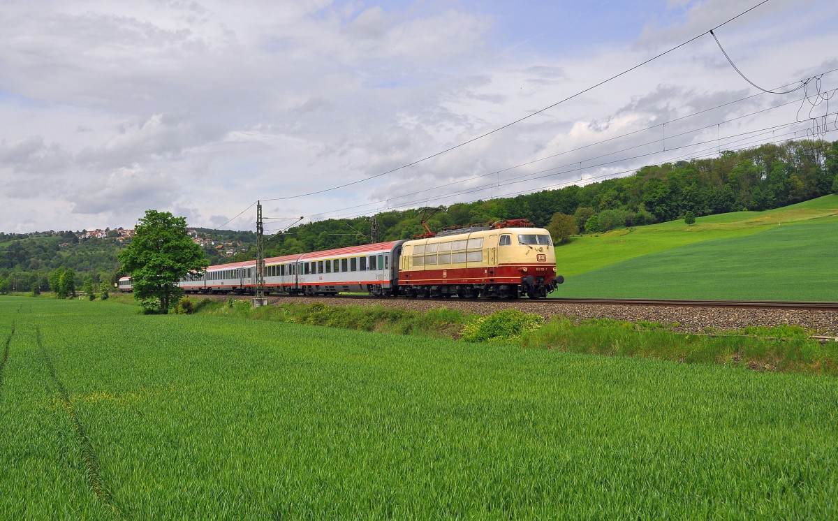 103 113 ist mit IC 119 im Filstal unterwegs und bringt ihn sicher nach Ulm.Aufgenommen bei Uhingen am 10.5.2014