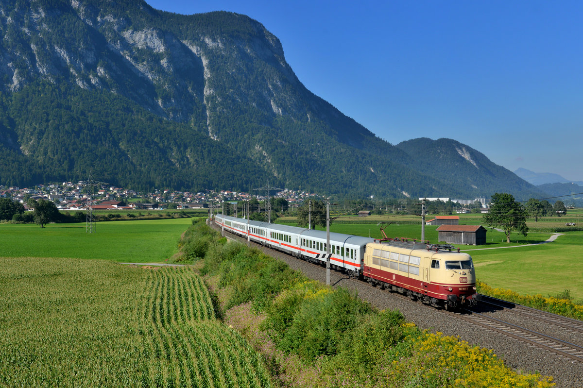 103 113 mit IC 1281 am 27.08.2016 bei Kirchbichl .
