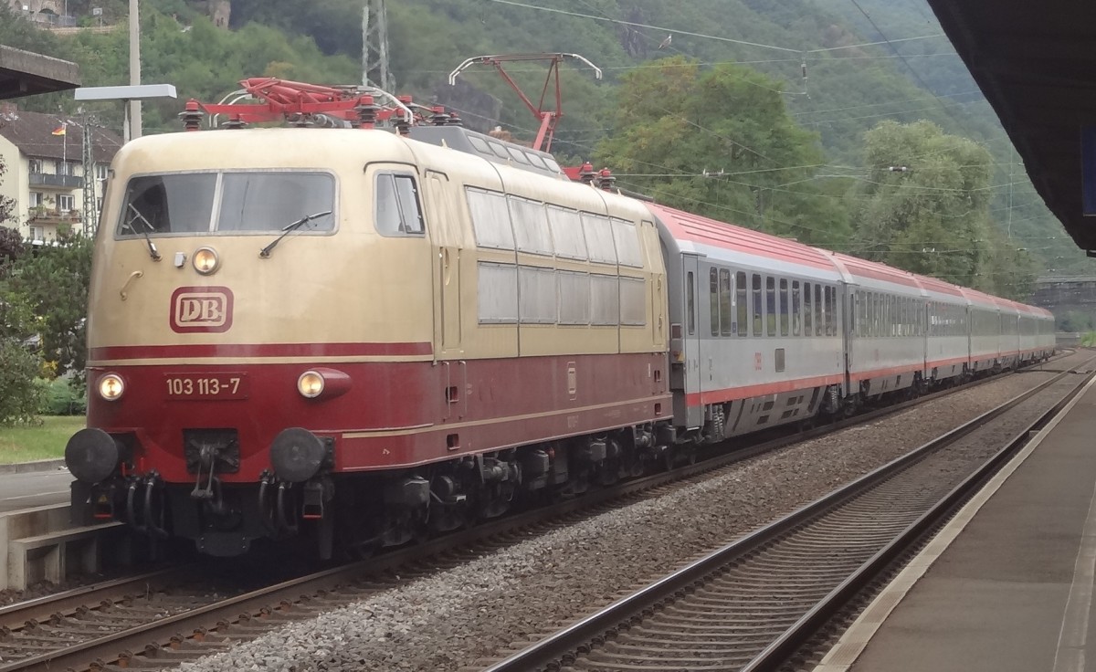 103 113 wartet mit ihrem IC119 in Bingen auf die Abfahrt. August 2013.