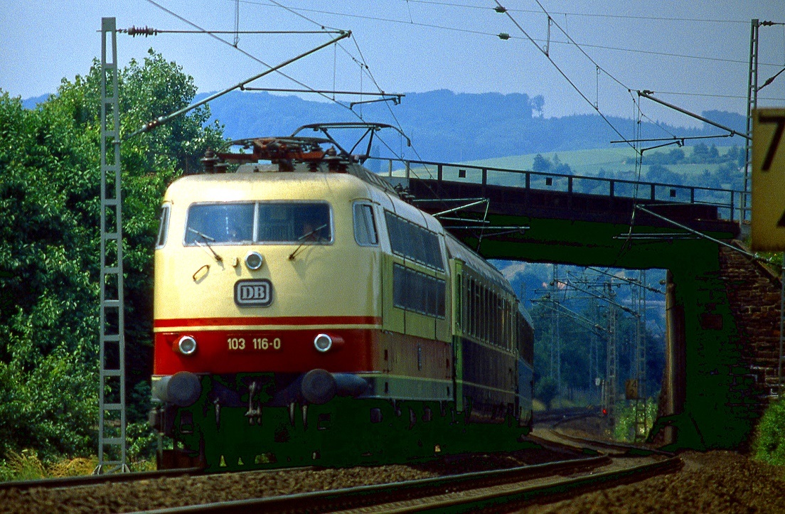 103 116 unterquert sdlich von Andernach die Ausfdelung der Strecke nach Mayen, 02.07.1984.