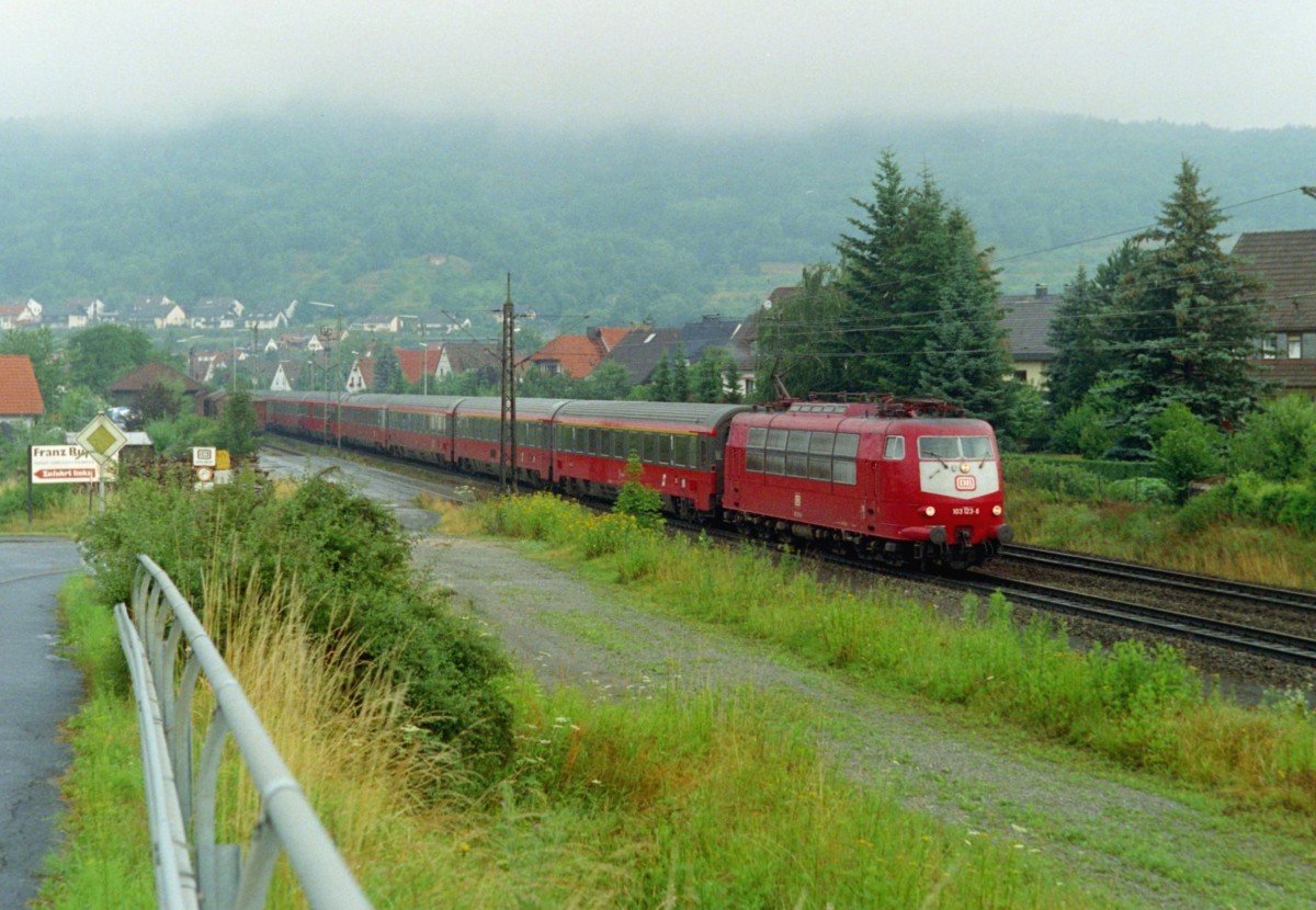 103 123 mit EC 23  Johann Strau  (Kln Hbf–Wien Westbf) am 11.07.1993 in Langenprozelten