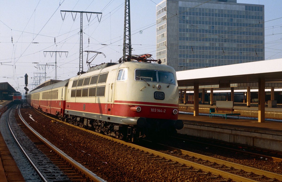 103 144-2 verlässt Essen Hbf mit einem IC Richtung Dortmund, 1982.