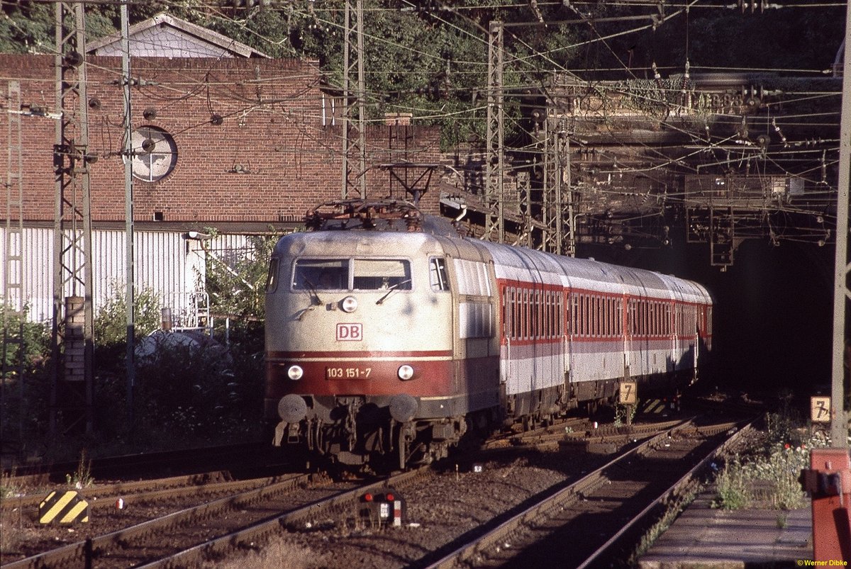 103 151 mit Autoreisezug  Christoforus  (München Ost - Düsseldorf) durchfährt den Hbf. Mainz - 30.07.1998