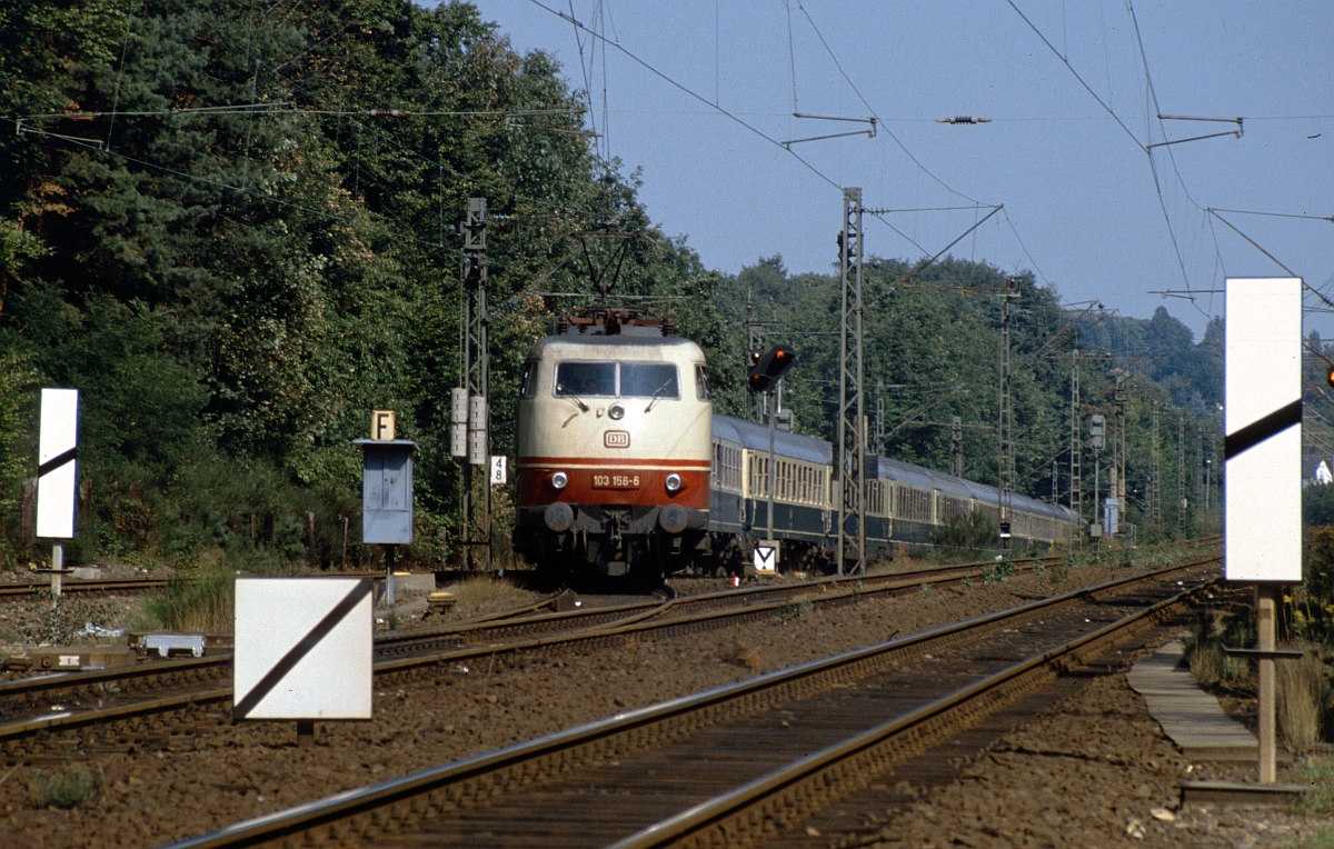 103 156 mit IC am Abzw. Frankfurt-Oberforsthaus (Juni 1987).