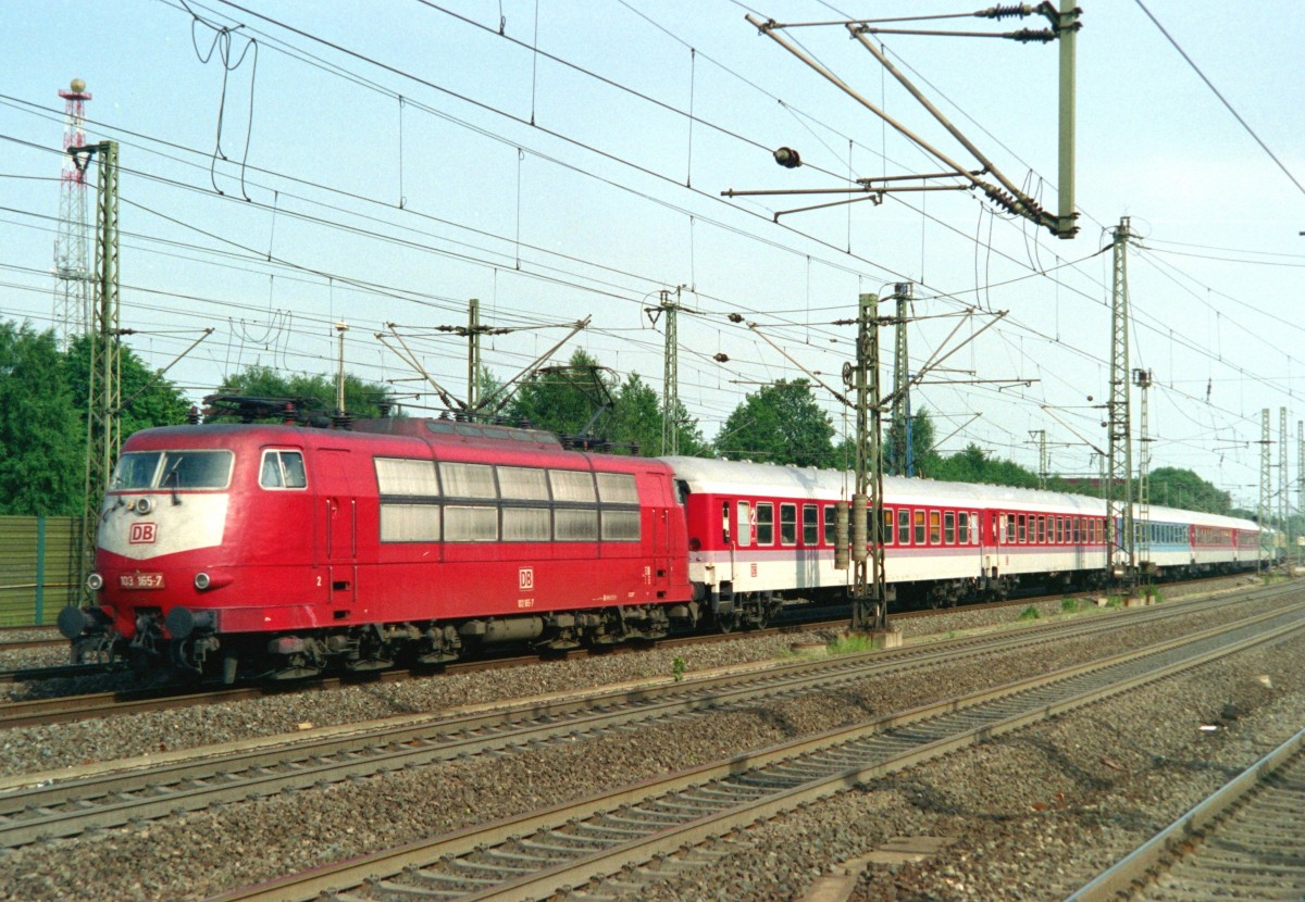 103 165 mit D 12680 (Ersatzzug fr ICE 680  Sophie Schrder , Mnchen–Hamburg) am 06.06.1998 in Hamburg-Harburg