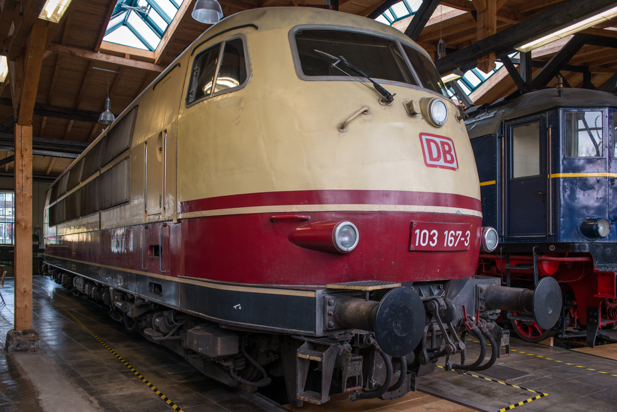 103 167-3 am 03.01.2020 in der Lokwelt Freilassing.

Hersteller: Krauss-Maffei (mechanisch), Siemens (elektrisch)
Fabriknr.: 19508 (Krauss-Maffei)
Baujahr: 1971
Abnahmedatum: 15.09.1971
Erst-Bw: München Hbf
Umbeheimatungen: Frankfurt (Main) 1, Hamburg-Eidelstedt
Heimat-Bw. z.Z.d. Aufnahme: Freilassing
Eigentümer z.z.d. Aufnahme: DB Museum
Betreibernr. z.Z.d. Aufnahme: 103 167-3
z-Stellung: 18.07.2003
Ausmusterung: 15.12.2012
Radsatzfolge: Co'Co'
Vmax (km/h): 200
Leistung (kW): 7.440
Dienstmasse (t): 116
Radsatzfahrmasse (t): 19,3
LüP (mm): 19.500  
