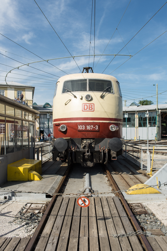 103 167-3 auf der Drehscheibe der Lokwelt Freilassing am 13.09.2015.

Hersteller: Krauss-Maffei, München
Fabriknummer: 19508
Indienststellung: 15.09.1971
Erst-Bw: München Hbf
Umbeheimatungen: Frankfurt (Main) 1, Hamburg-Eidelstedt
Betreibernr. z.Z.d. Aufnahme: 103 167-3
z-Stellung: 18.07.2003
Ausmusterung: 15.12.2012
Eigentümer z.Z.d. Aufnahme: DB Museum
Verbleib: Lokwelt Freilassing
Radsatzfolge: Co'Co'
Vmax (km/h): 200
Stundenleistung (kW): 7500
Anfahrzugkraft (kN): 312
Dienstmasse (t): 114
max. Radsatzfahrmasse (t): 20
LüP (mm): 19.500