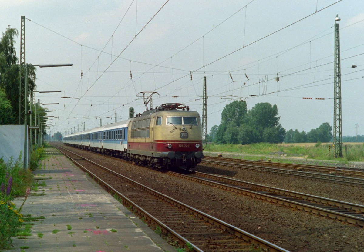 103 173 mit IR 2075 (Flensburg–Gttingen) in Bardowick; am rechten Bildrand, wo sich am 30.07.1993 noch Felder erstrecken, verluft heute hinter einer Lrmschutzwand die Autobahn 39.