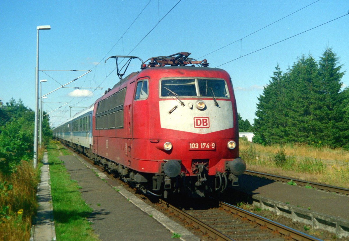 103 174 mit IR 2185  Nordpfeil  (Fredericia–Hannover) am 28.07.1999 in Dauenhof
