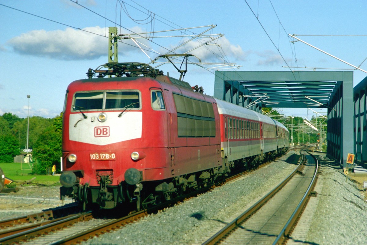 103 178 mit IC 1146  Sperber  (Munster–Kln) am 15.10.1999 in Celle