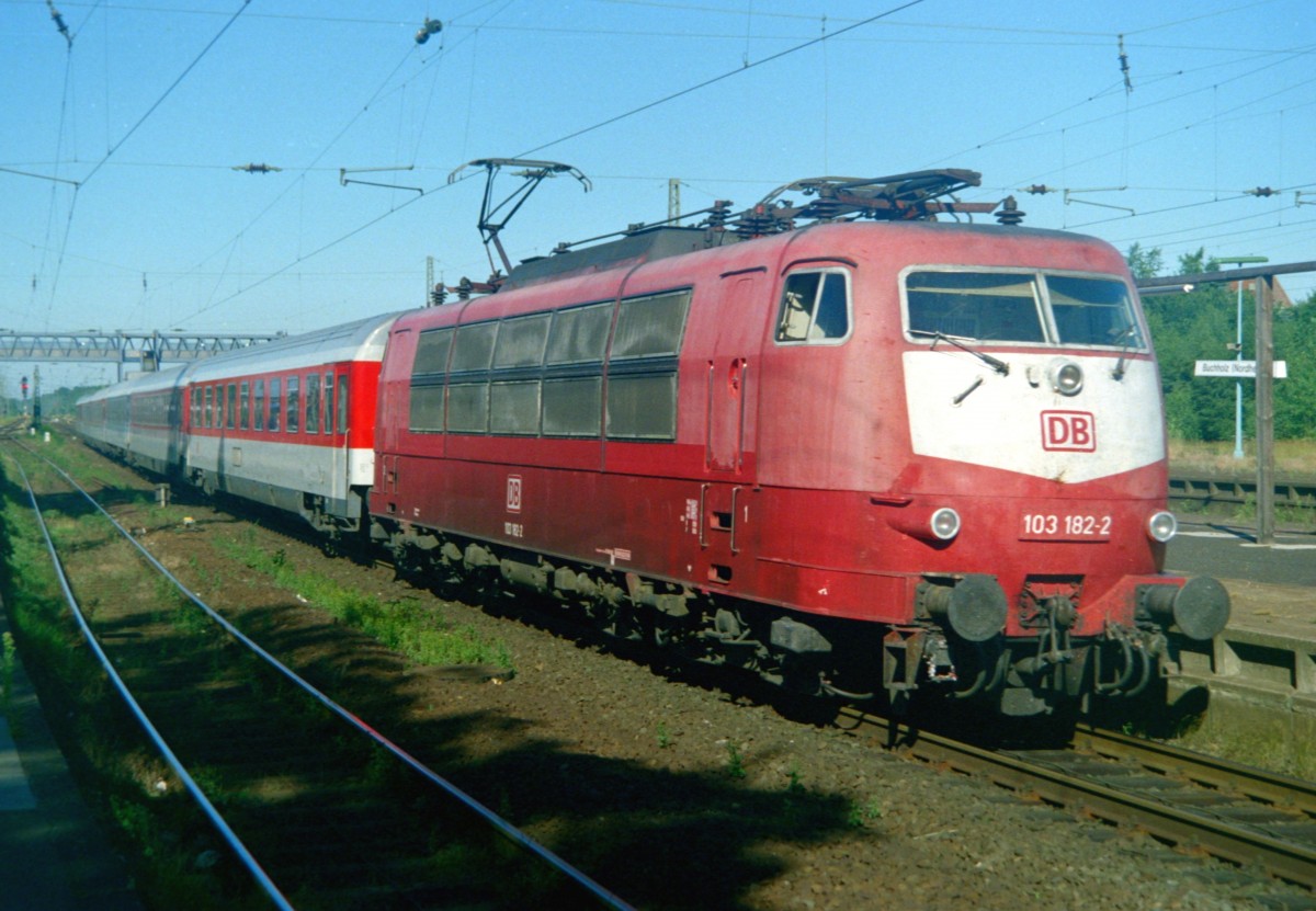 103 182 mit IC 608 (Kln–Hamburg, Vorluferzug Metropolitan) am 28.07.1999 in Buchholz (Nordheide)