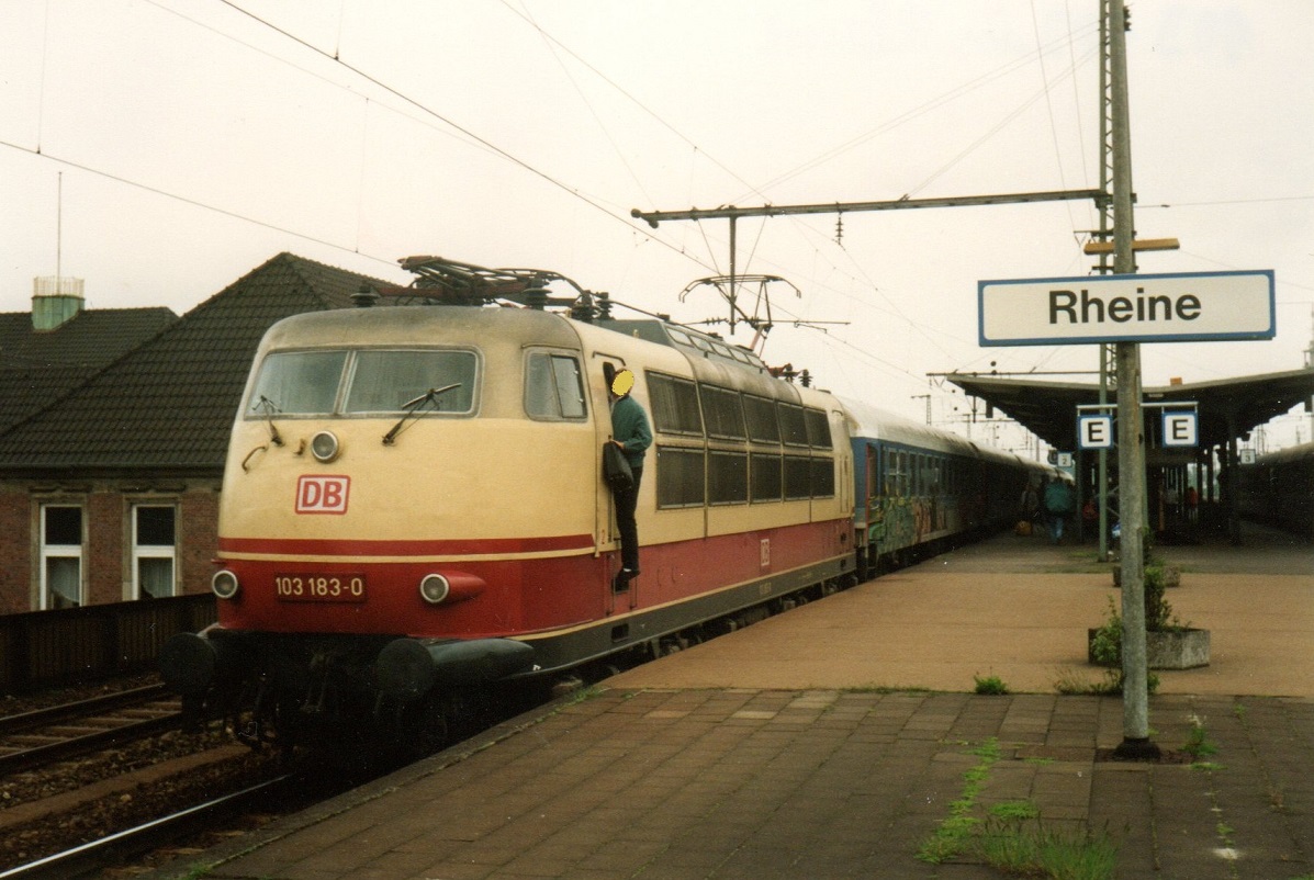 103 183 mit IR Hannover - Bad Bentheim - Hengelo in Rheine, Sommer 1994. Damals die einzige Leistung auf dieser Relation die mit 103 gefahren wurde.