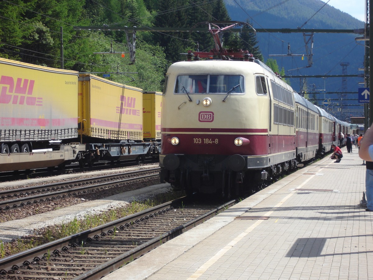 103 184-8 mit Rheingold (Sonderzug), Brenner-Brennero 06-06-2010 - Bahnvideos in Youtube - http://www.youtube.com/user/cortiferroviariamato/videos - Auch 103 245 mit altes Logo und CNL in Innsbruck,2014