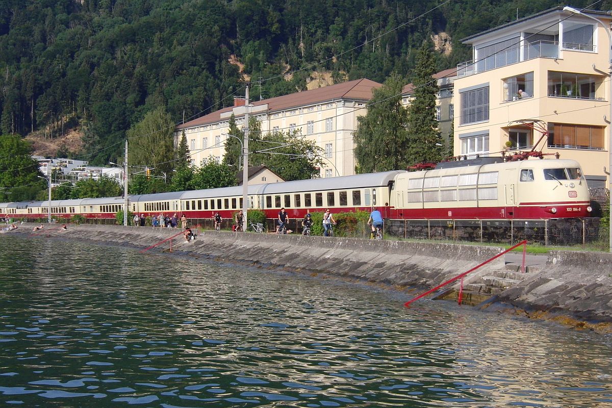 103 184 mit dem gerade in Lindau abgeholten Sonderzug kurz vor Bregenz am 20.08.2010.