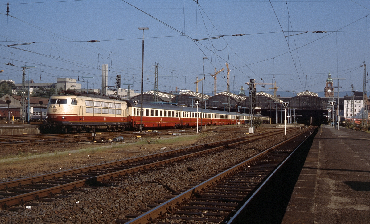 103 185 mit einem der letzten stündlichen ICs in Wiesbaden Hbf (Mai 1988).
