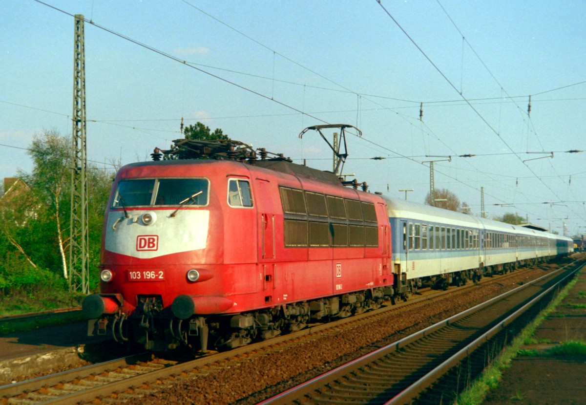 103 196 mit IR 2582 (Hildesheim–Wilhelmshaven) am 20.04.1999 in Nienburg (Weser)