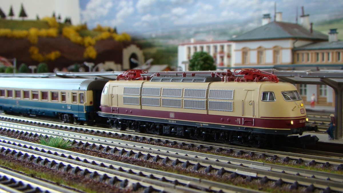 103 203-6 von Minitrix, auf meiner Anlage, DCC Sound, Epoche IV bis V.