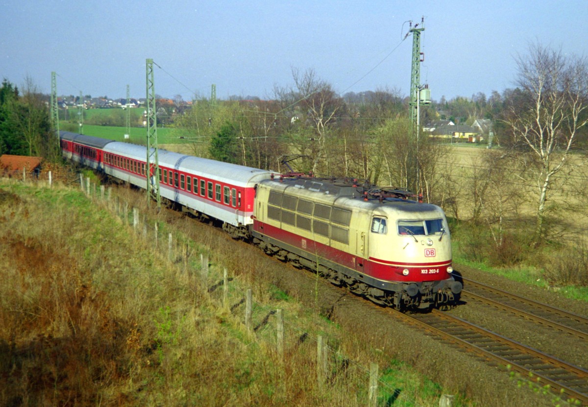 103 203 mit IC 603  Kieler Frde  (Kiel–Kln) am 03.04.1999 in Klecken