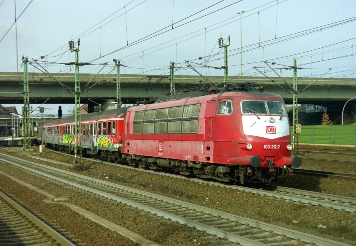 103 212 mit Fuball-Sonderzug (Hamburg–Dortmund) am 17.02.2001 in Hamburg-Harburg