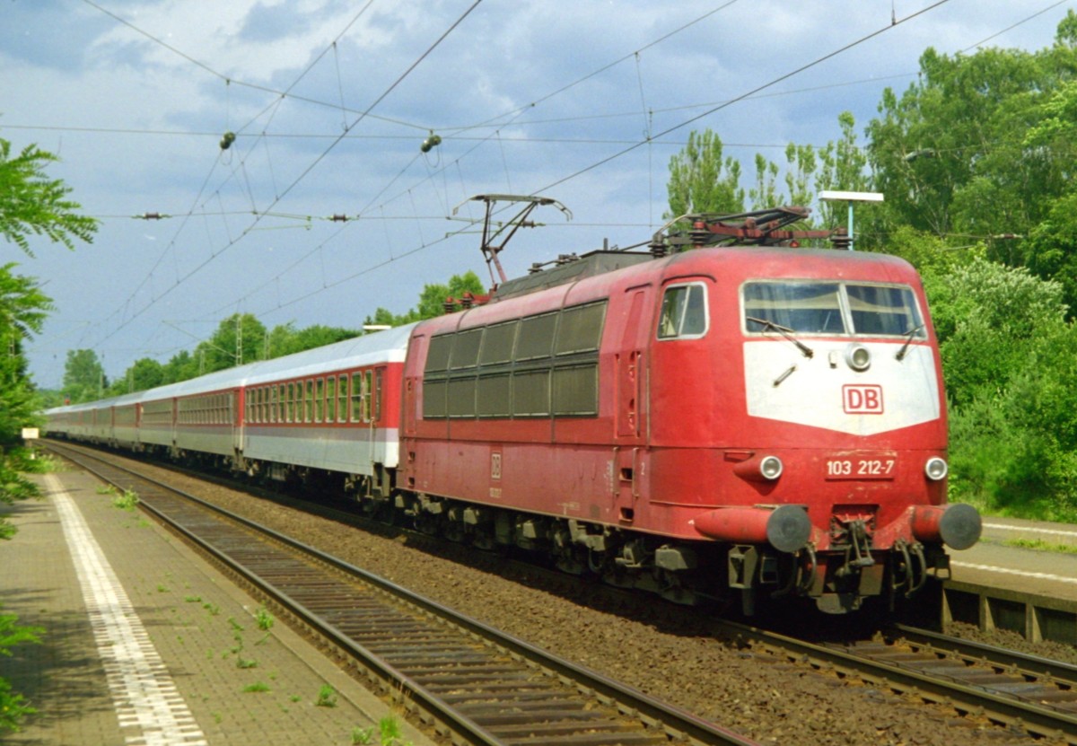 103 212 mit IC 803  Sylter Strand  (Westerland–Kln–Karlsruhe) am 26.06.1999 in Sprtze