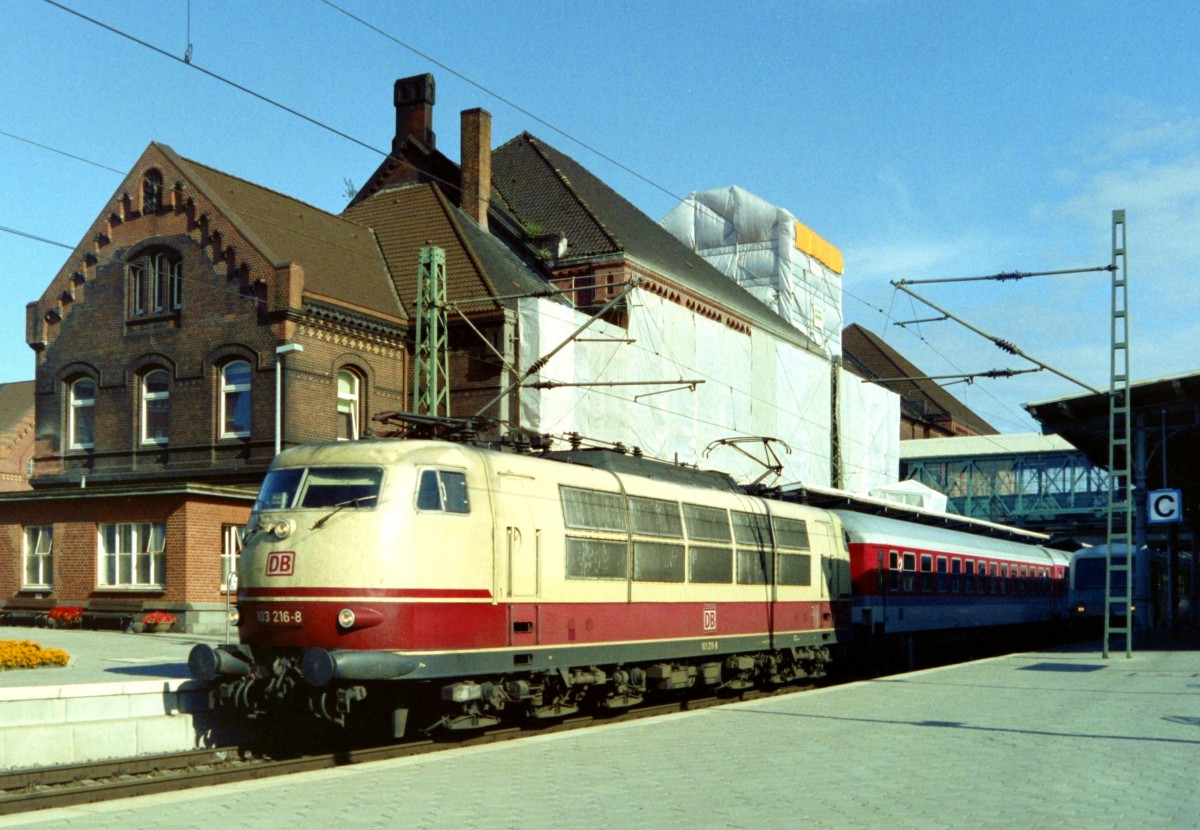 103 216 mit IC 621  Konsul  (Hamburg–K�ln–M�nchen) am 23.07.1995 in Hamburg-Harburg
