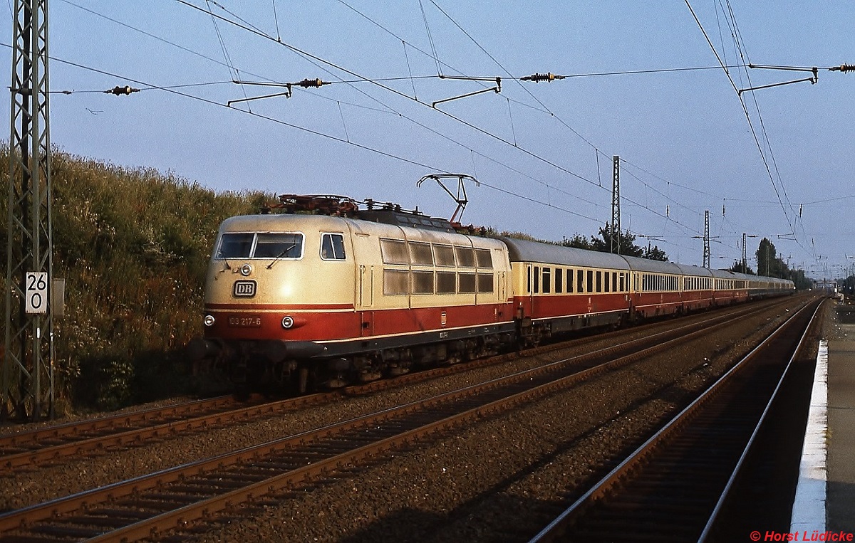 103 217-6 durchfhrt mit einem Intercity Dsseldorf-Garath (um 1980)