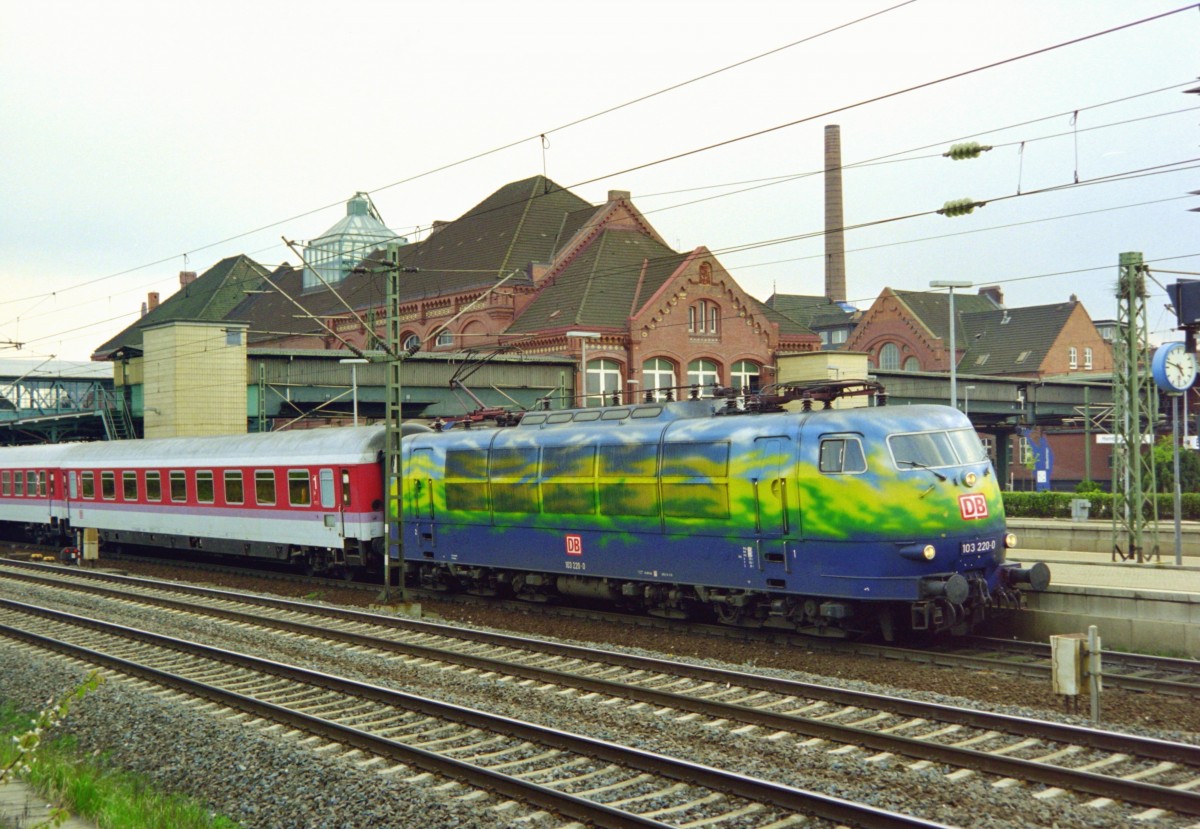 103 220 mit IC 1024  Sternsinger  (Kln–Hamburg) am 17.04.1998 in Hamburg-Harburg