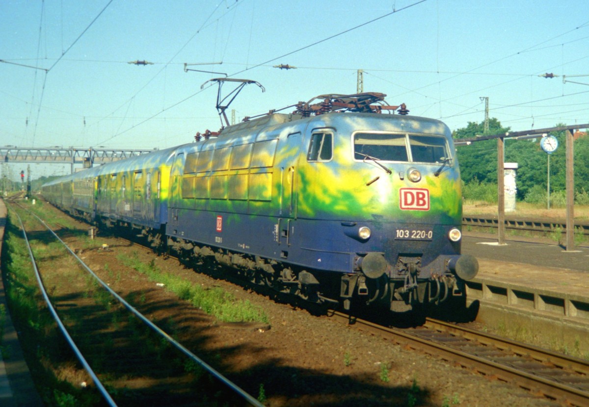 103 220 mit UEx 1066  Mecklenburg-Vorpommern  (Dsseldorf–Binz/Wolgast Hafen) am 28.07.1999 in Buchholz (Nordheide)
