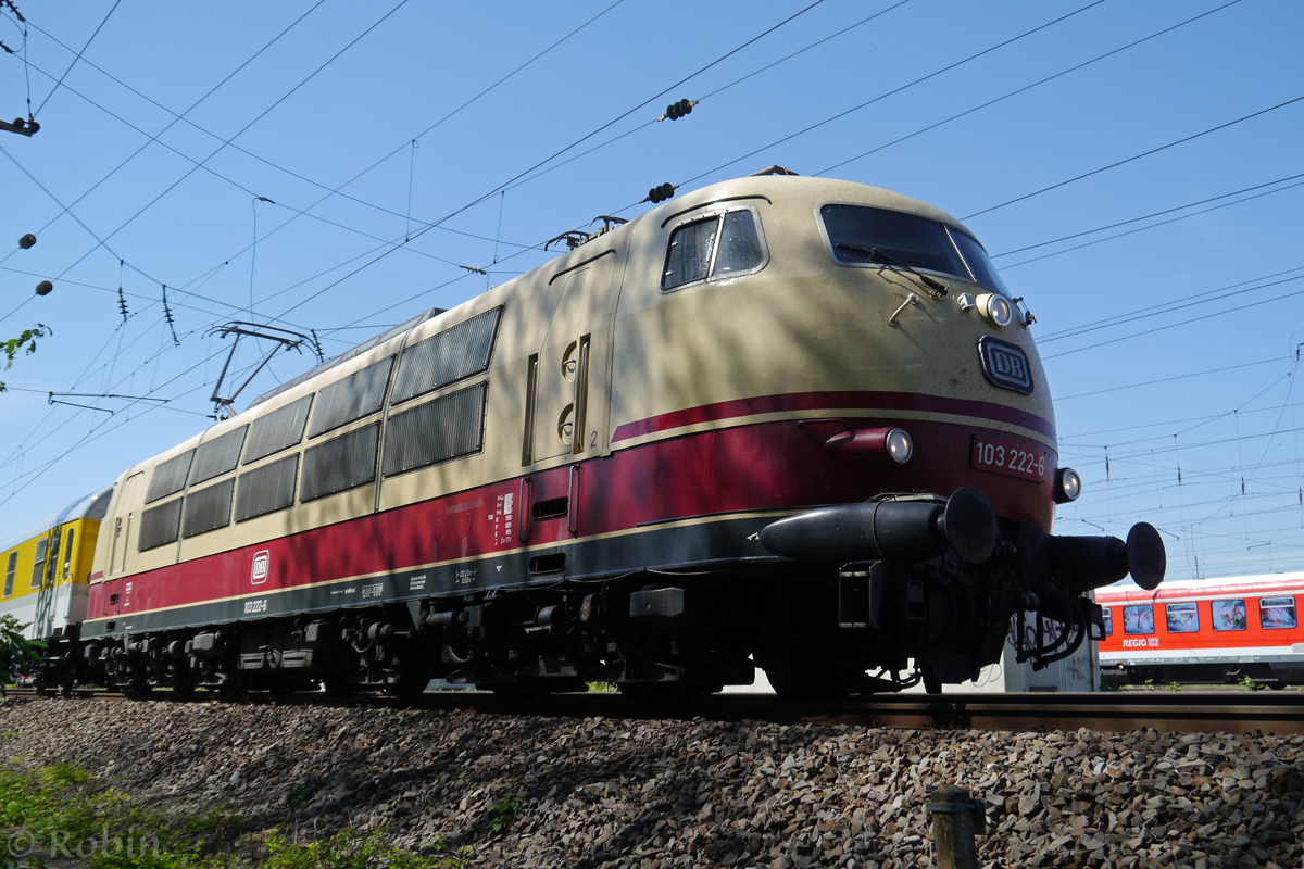 103 222-6 aus der Froschperspektive und mit Schatten-Tarnmuster. Das Bild entstand durch Zufall durch eine Lücke im Zaun. Ich hatte erst später mit der Fahrt gerechnet.
(Ludwigshafen, 17.04.2014)