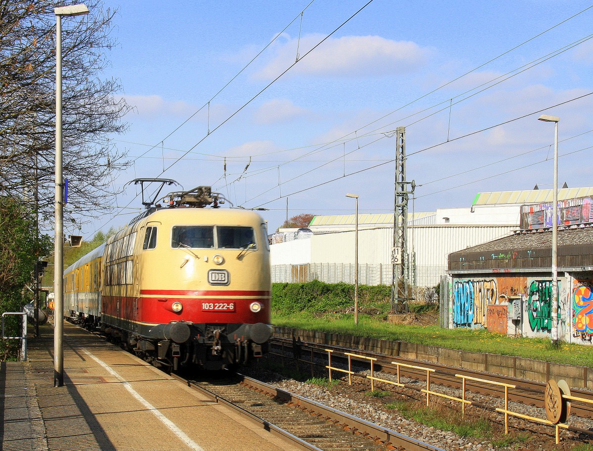 103 222-6 DB kommt durch Kohlscheid mit einem Messzug aus Lehrte nach Köln-West über Aachen und fährt die Kohlscheider-Rampe hoch nach Aachen-West bei schönem Frühlingswetter am 9.4.2014.