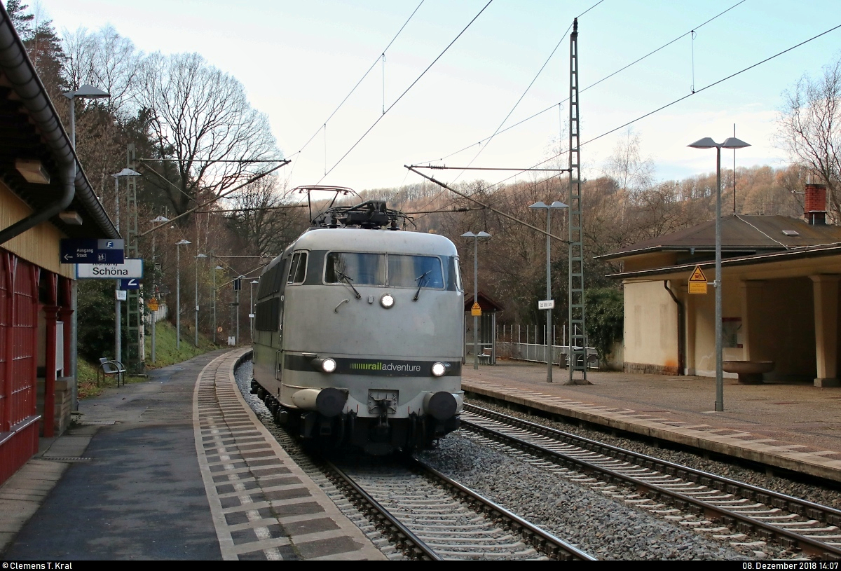 103 222-6 der RailAdventure GmbH als Tfzf von Dresden-Neustadt nach Bad Schandau durchfährt den Hp Stadt Wehlen(Sachs) auf der Bahnstrecke Děčín–Dresden-Neustadt (Elbtalbahn | KBS 247). An ihrem Ziel wird sie dann eine Überführung starten.
Aufgenommen im Gegenlicht.
[8.12.2018 | 14:07 Uhr]