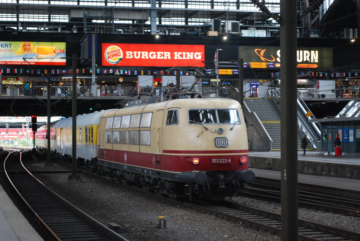 103 222-6 schiebt einen Messzug aus dem Hamburger Hbf. 05.06.2012