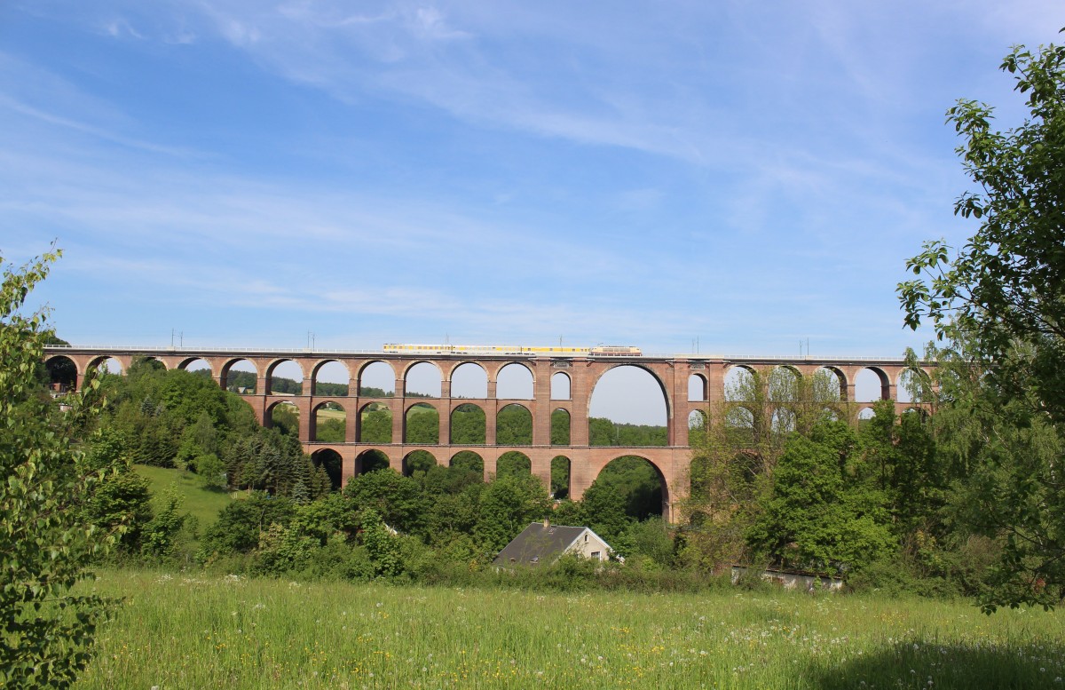 103 222 fuhr am 21.05.14 im Vogtland, hier zusehen auf der Göltzschtalbrücke.